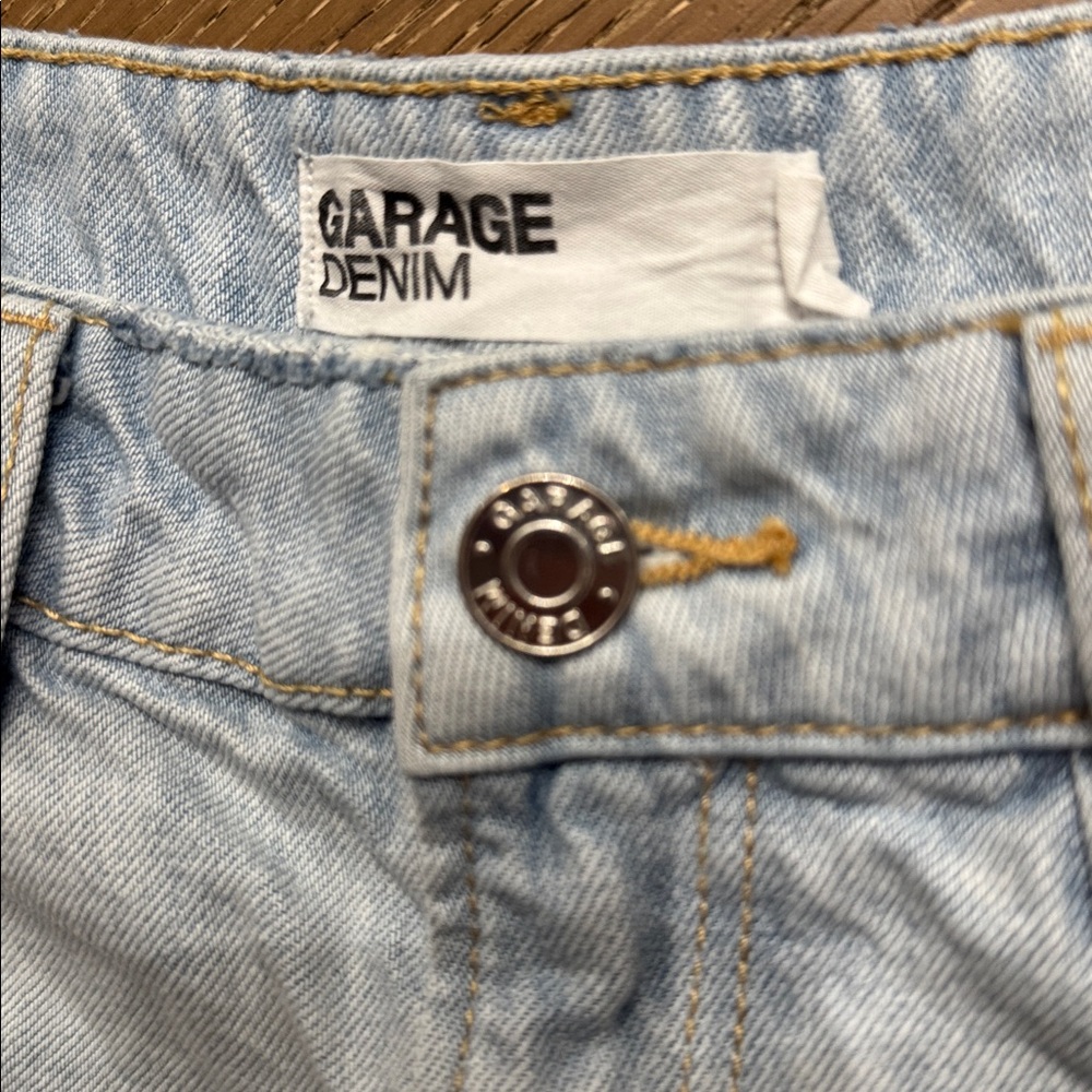 Garage Denim Classic Cut Off Shorts Light Wash Distressed Size 7 28 - Picture 6 of 8